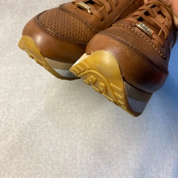 BOSI Women Leather Lace up Shoes. Size 38 US-8